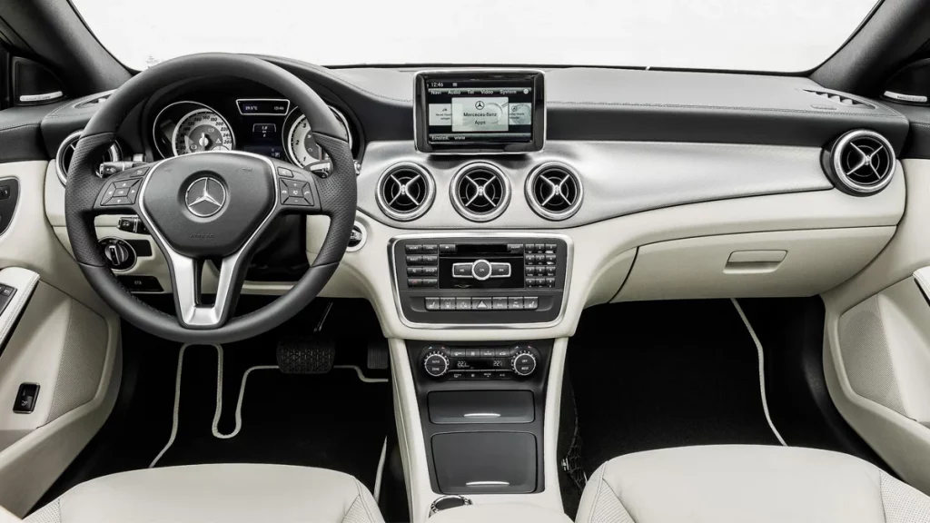 مقصورة سيارة مرسيدس CLA Class 2014