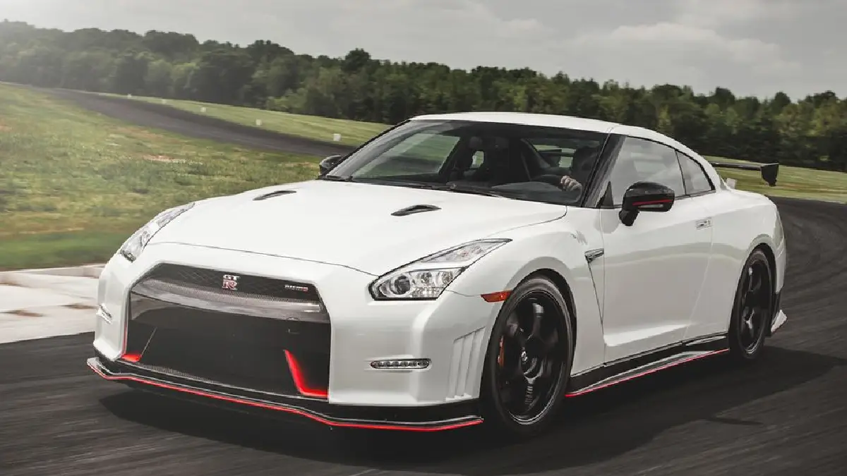 مراجعة شاملة لمواصفات سيارات نيسان GT-R 2 مواصفات سيارة نيسان GT-R 2015