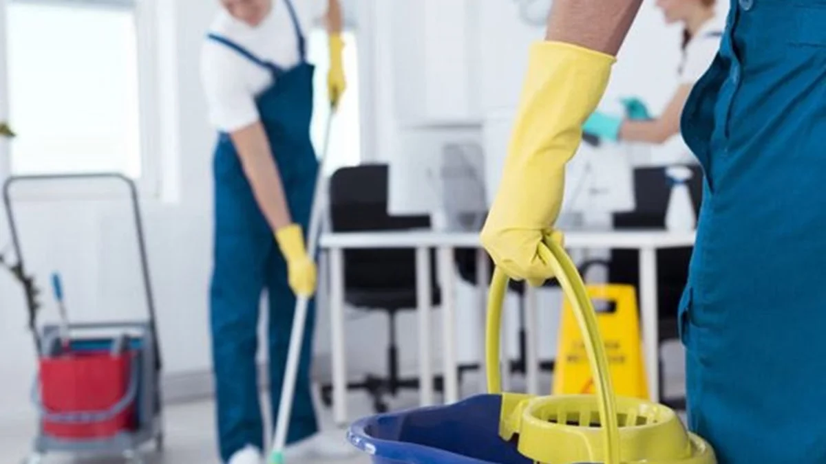خدمات عامة يحتاجها الإنسان في حياته 4 خدمات التنظيف