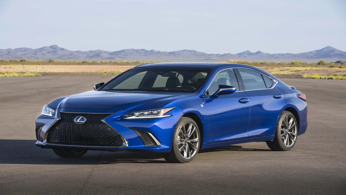أمان السيارة ومواصفات السلامة التي يجب أن تتوفر فيها 13 سيارة Lexus ES 2019