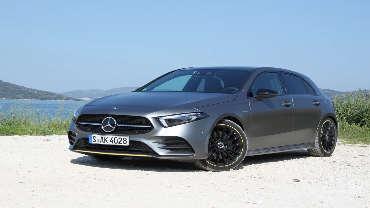 أمان السيارة ومواصفات السلامة التي يجب أن تتوفر فيها 14 سيارة Mercedes-Benz A-Class 2019