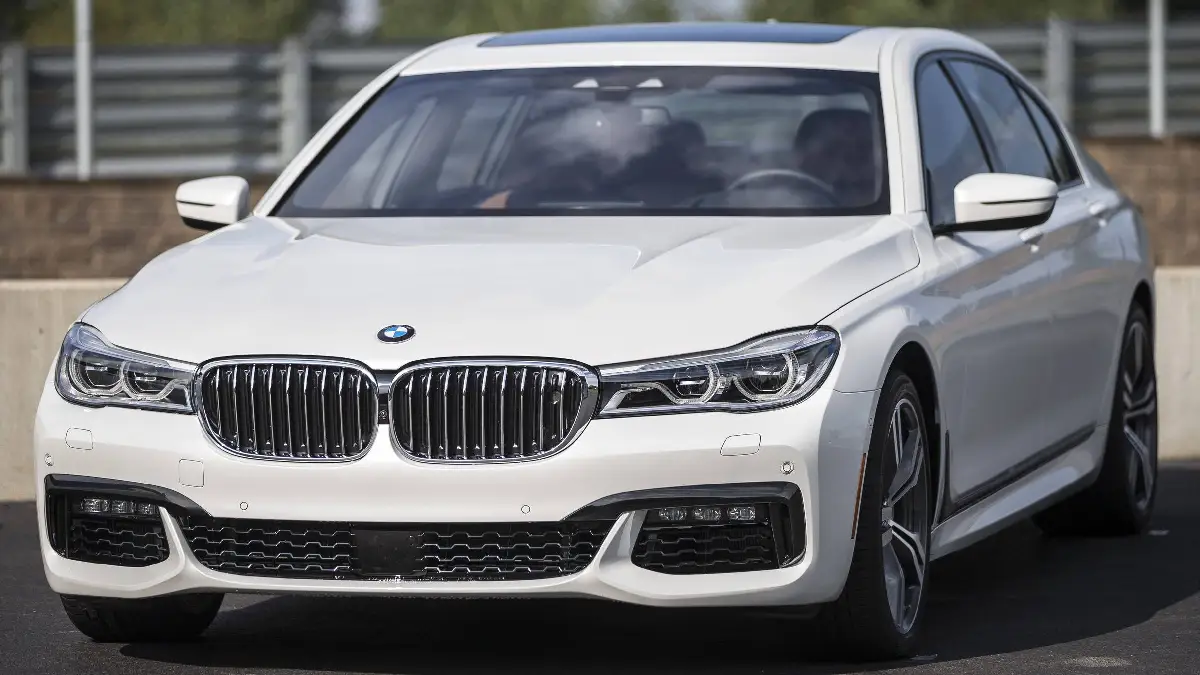 مواصفات سيارات BMW الفئة السابعة 3 سيارة BMW الفئة السابعة 2016