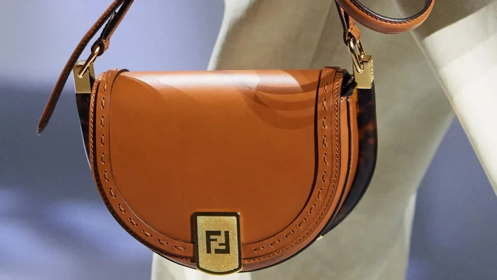 شنط فندي متوسطة الحجم