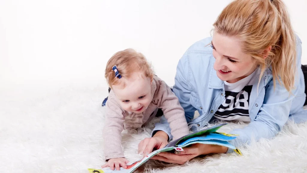 الجلوس والاستلقاء على البطن