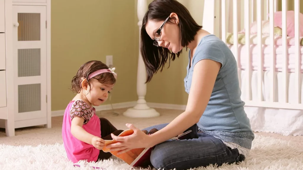 العمر الذي يجلس فيه الطفل 