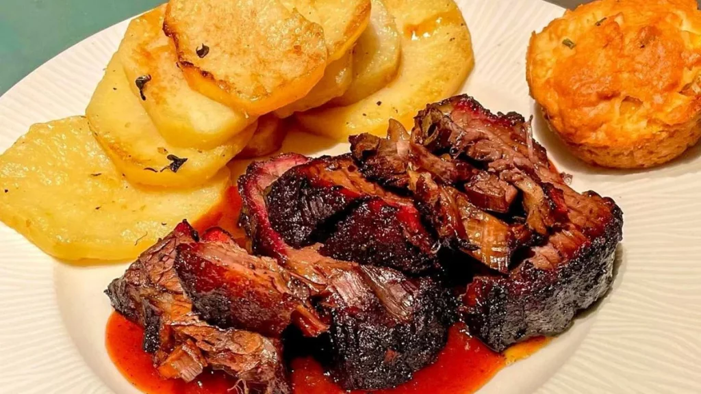 اللحم المدخن مع البطاطا