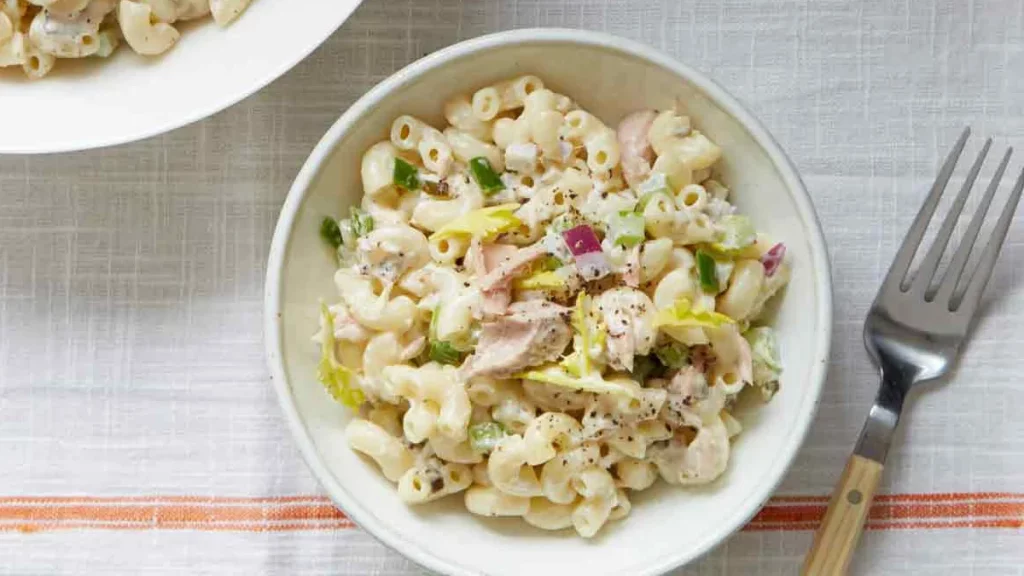 سلطة المعكرونة بالمايونيز والتونة