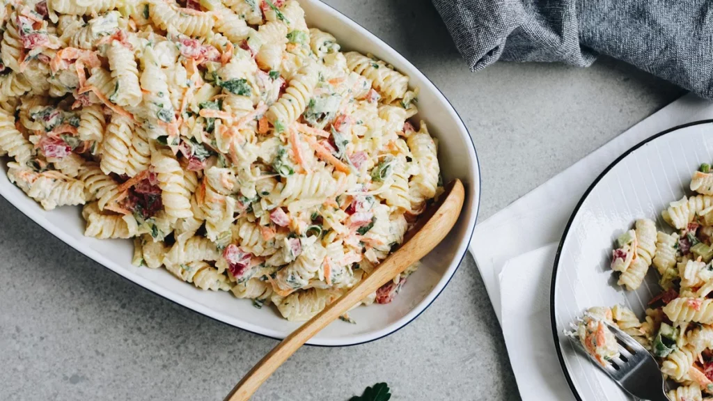 سلطة المعكرونة بالمايونيز والذرة