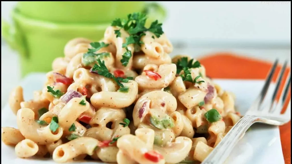 سلطة المعكرونة بالمايونيز والكاتشاب