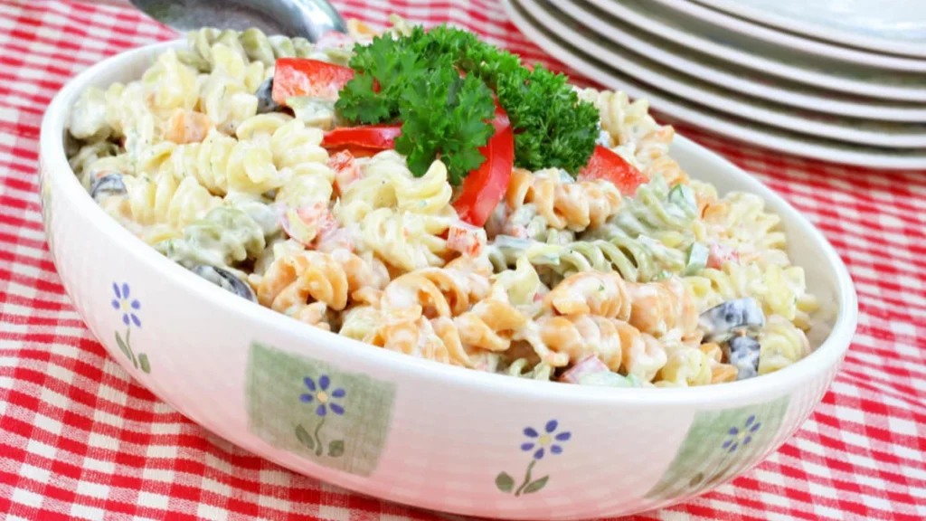 سلطة المعكرونة بالمايونيز واللبن