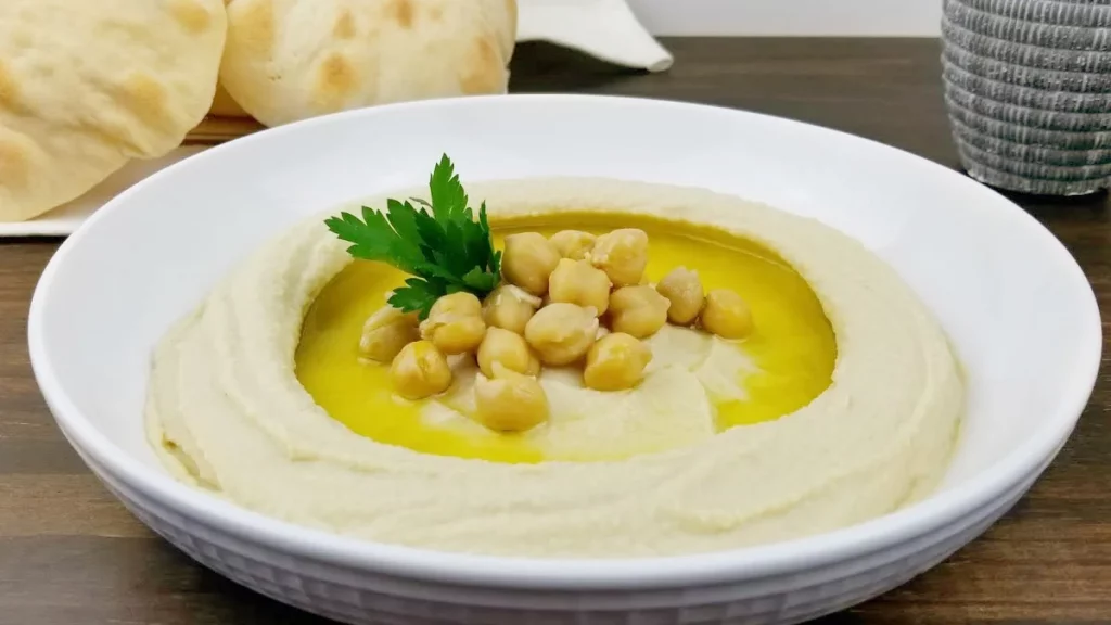 طريقة عمل سلطة الحمص بالطحينية
