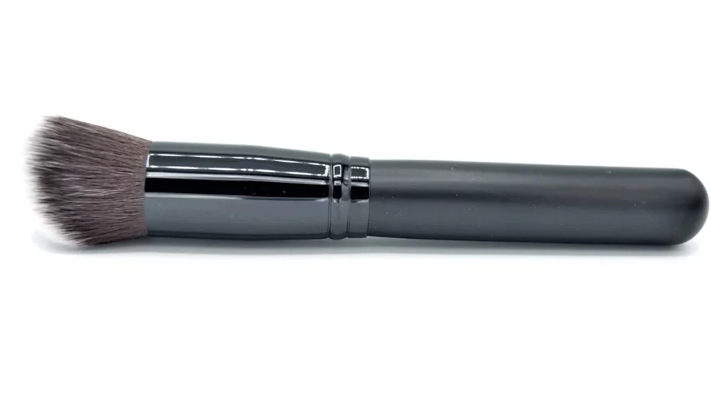 فرشاة المكياج المائلة