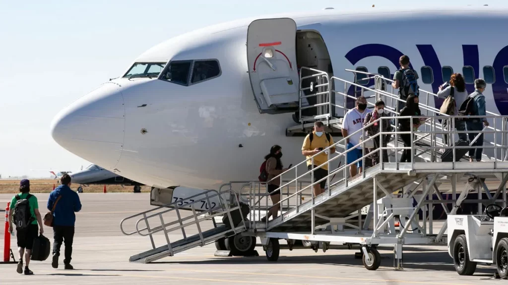 مطارات الخدمة التجارية commercial service airports.