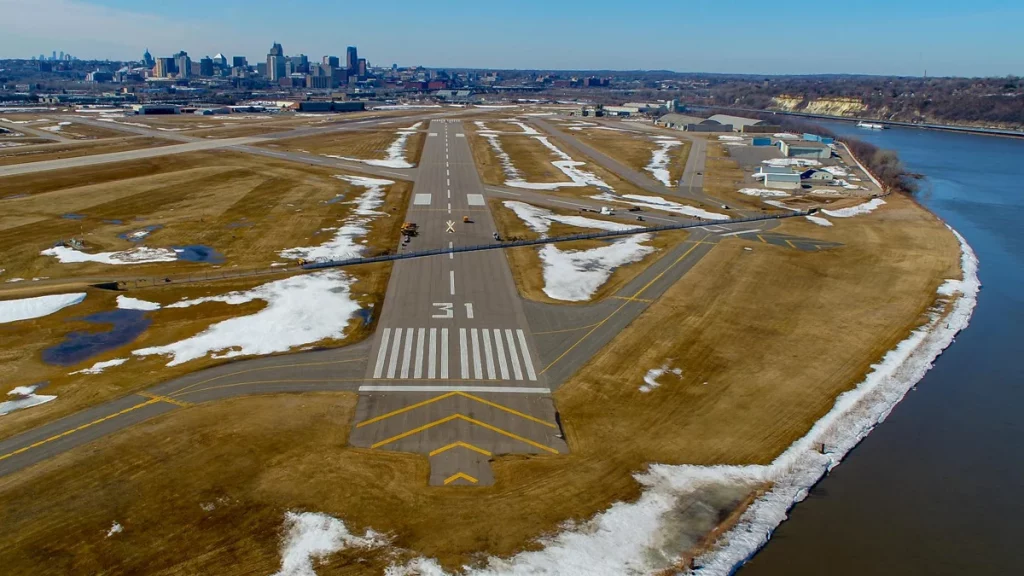 مطارات مساعدة Reliever airports.