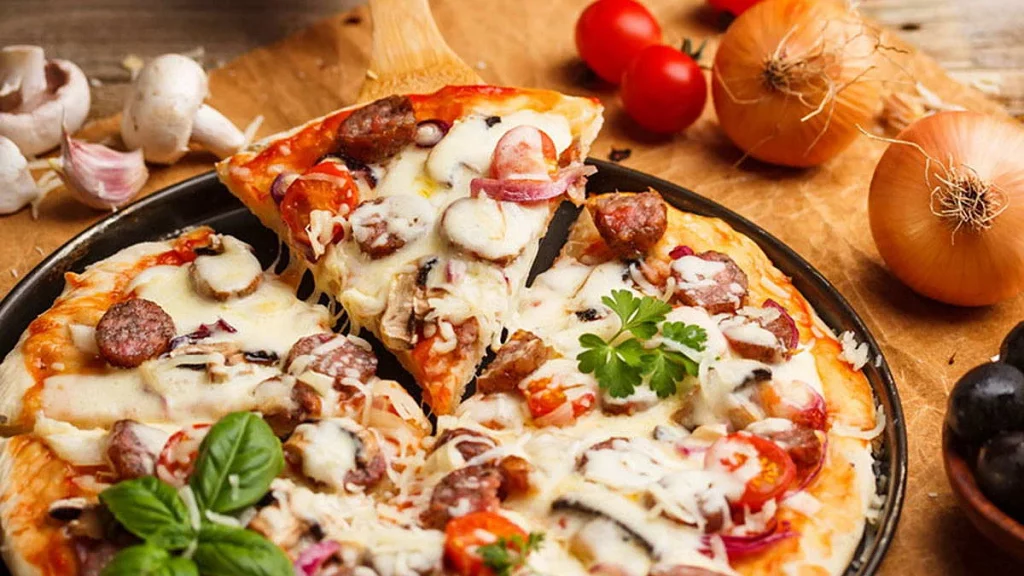 طريقة عمل بيتزا بجبن القشقوان بخطوات سريعة