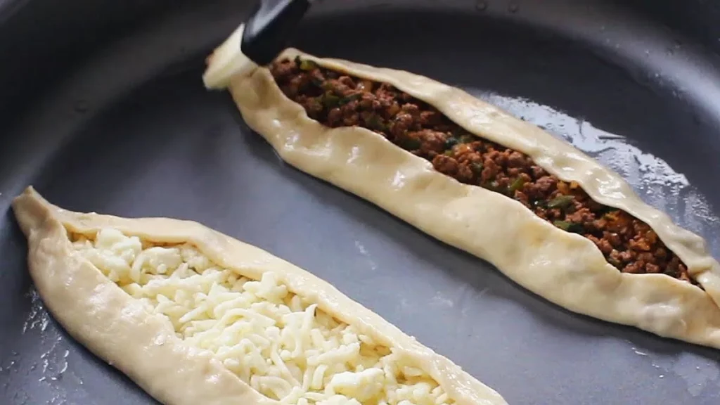 فطائر البيدا التركية باللحم وجبن القشقوان