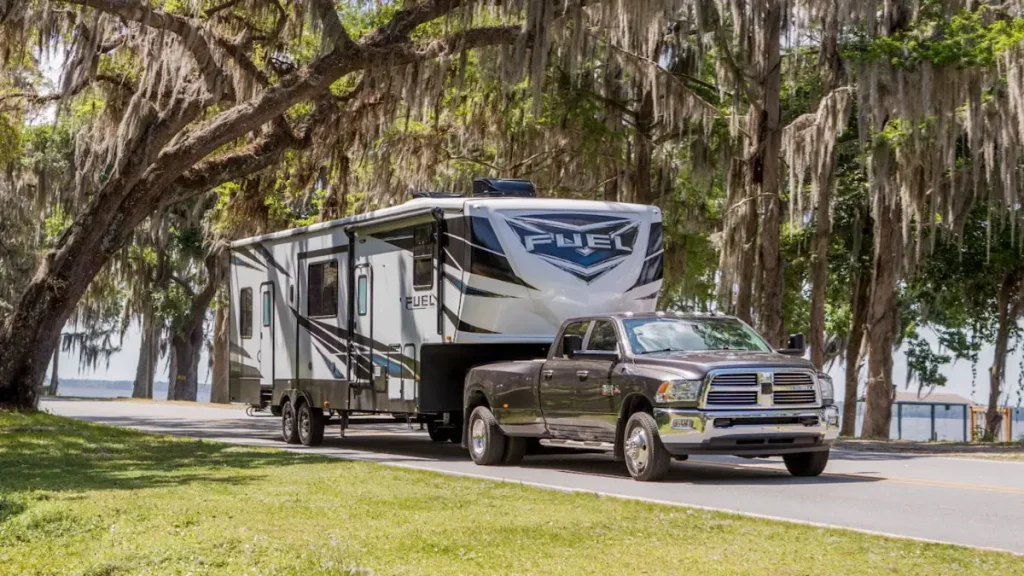 دليلك الشامل عن الكرفان 7 كرفان Fifth Wheel Trailer