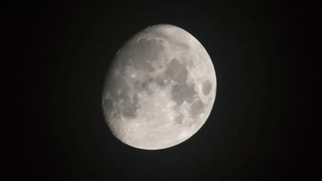 ما سبب حدوث أطوار القمر؟ 7 الأحدب المتزايد