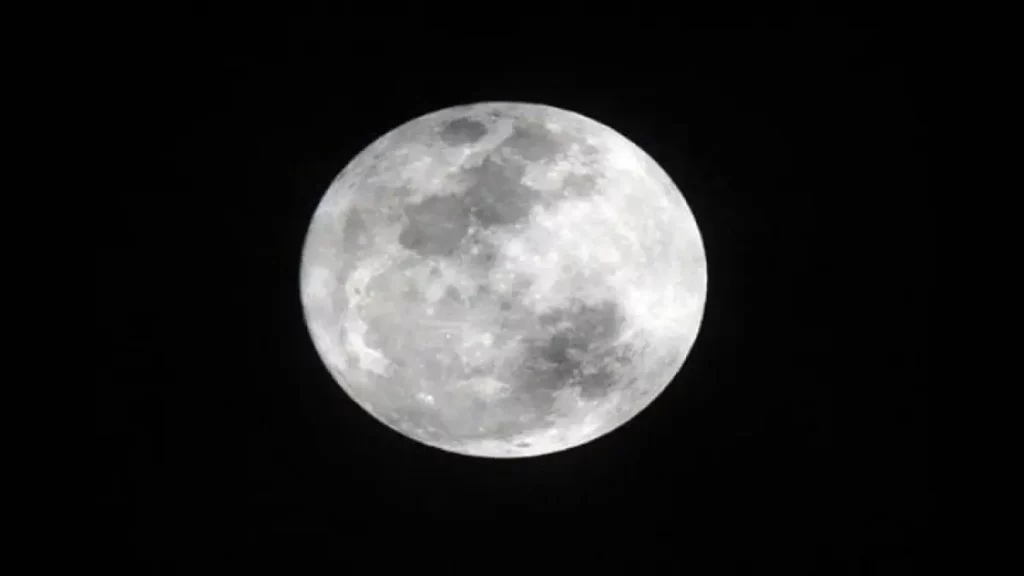 ما سبب حدوث أطوار القمر؟ 8 البدر