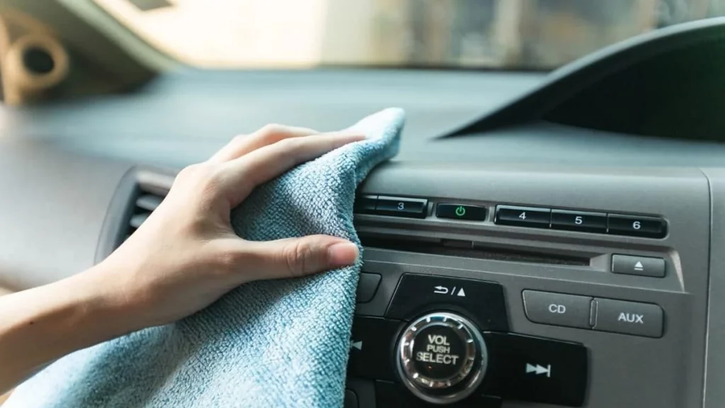 طريقة تنظيف السيارة خطوة بخطوة 4 تنظيف السيارة من الداخل