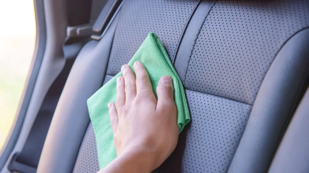 طريقة تنظيف السيارة خطوة بخطوة 8 تنظيف مراتب السيارة