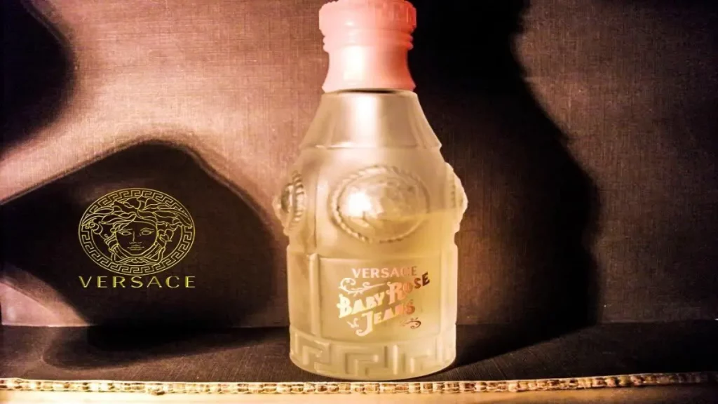 دليل شامل عن عطر فرزاتشي 18 بيبي روز جينز فيرزاتشي (1)