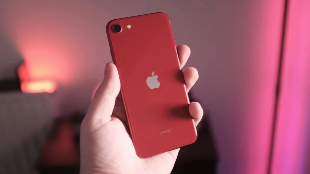 مواصفات ومميزات iPhone SE 2022 الجديد كلياً 3 عيوب iPhone SE 2022