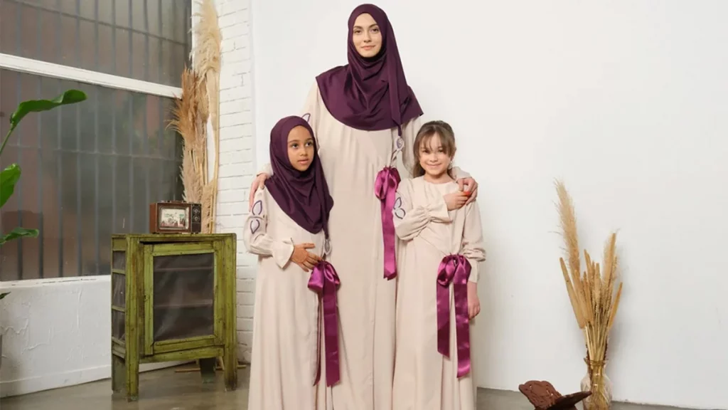 أجمل موديلات جلابيات نسائية لعام 2023 10 أجمل موديلات جلابيات رمضان للأم وابنتها