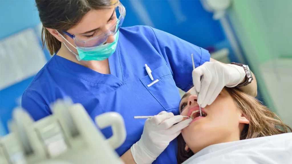 أيهما أفضل الصيدلة أو طب الأسنان في العراق؟ 4 اختصاصات طب الأسنان في العراق