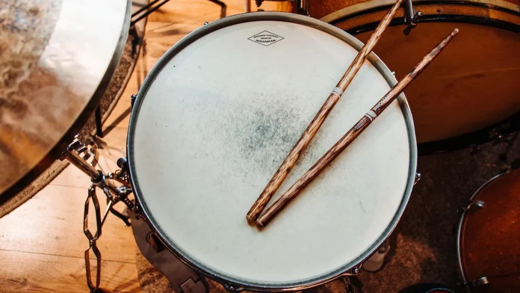 دليل العزف على الطبول للمبتدئين بـ 3 خطوات 4 الخطوة الثالثة: ممارسة عزف الطبلة بشكل صحيح