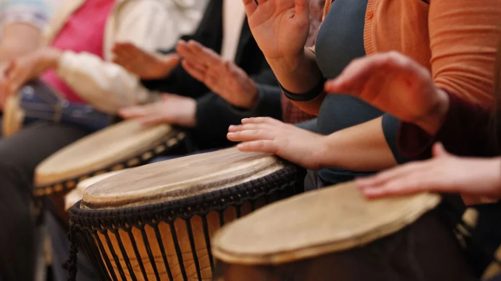 دليل العزف على الطبول للمبتدئين بـ 3 خطوات 3 الخطوة الثانية: تعلم إيقاع الطبلة