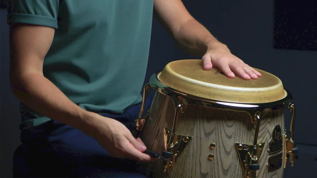 دليل العزف على الطبول للمبتدئين بـ 3 خطوات 8 طبلة الكُونْجا