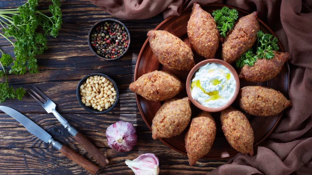 طريقة عمل عجينة البرغل العراقية 3 طريقة عمل عجينة كبة البرغل العراقية محشية باللحم المفروم والجوز